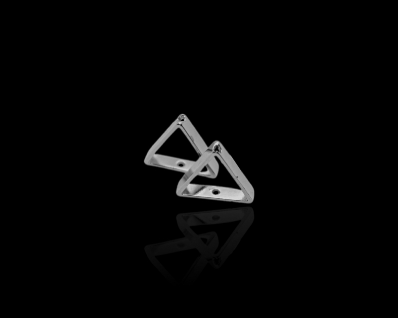 Треугольник с двумя маленькими отверстиями; цвет серебро, 14*3мм